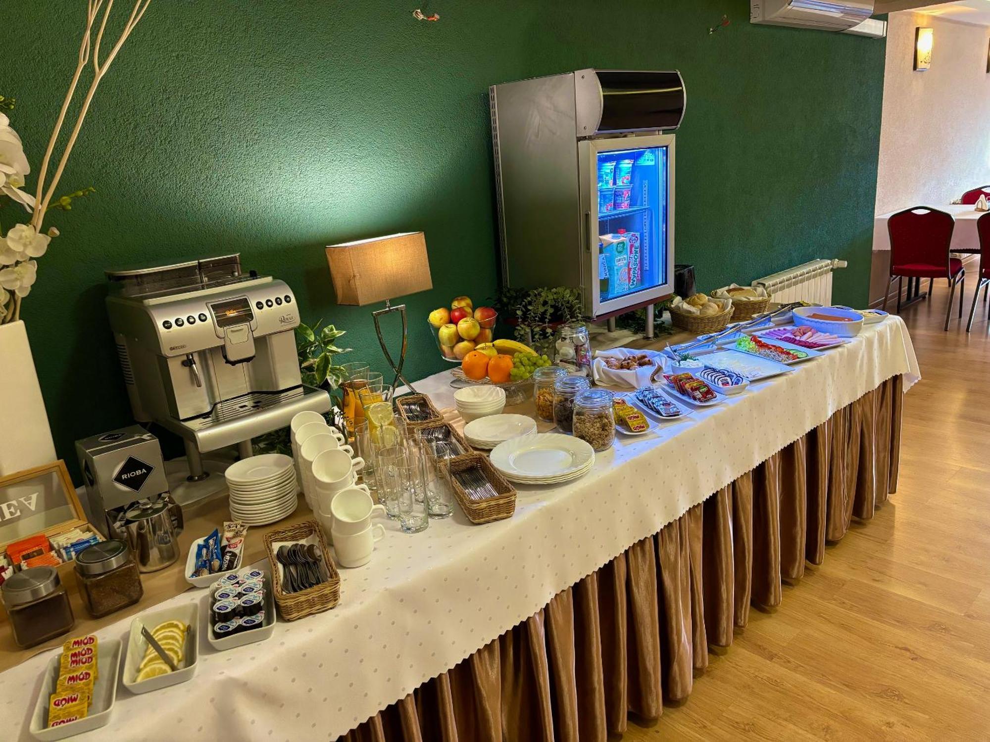 Bankietowa Hotel & Restauracja Ostrów Wielkopolski Buitenkant foto