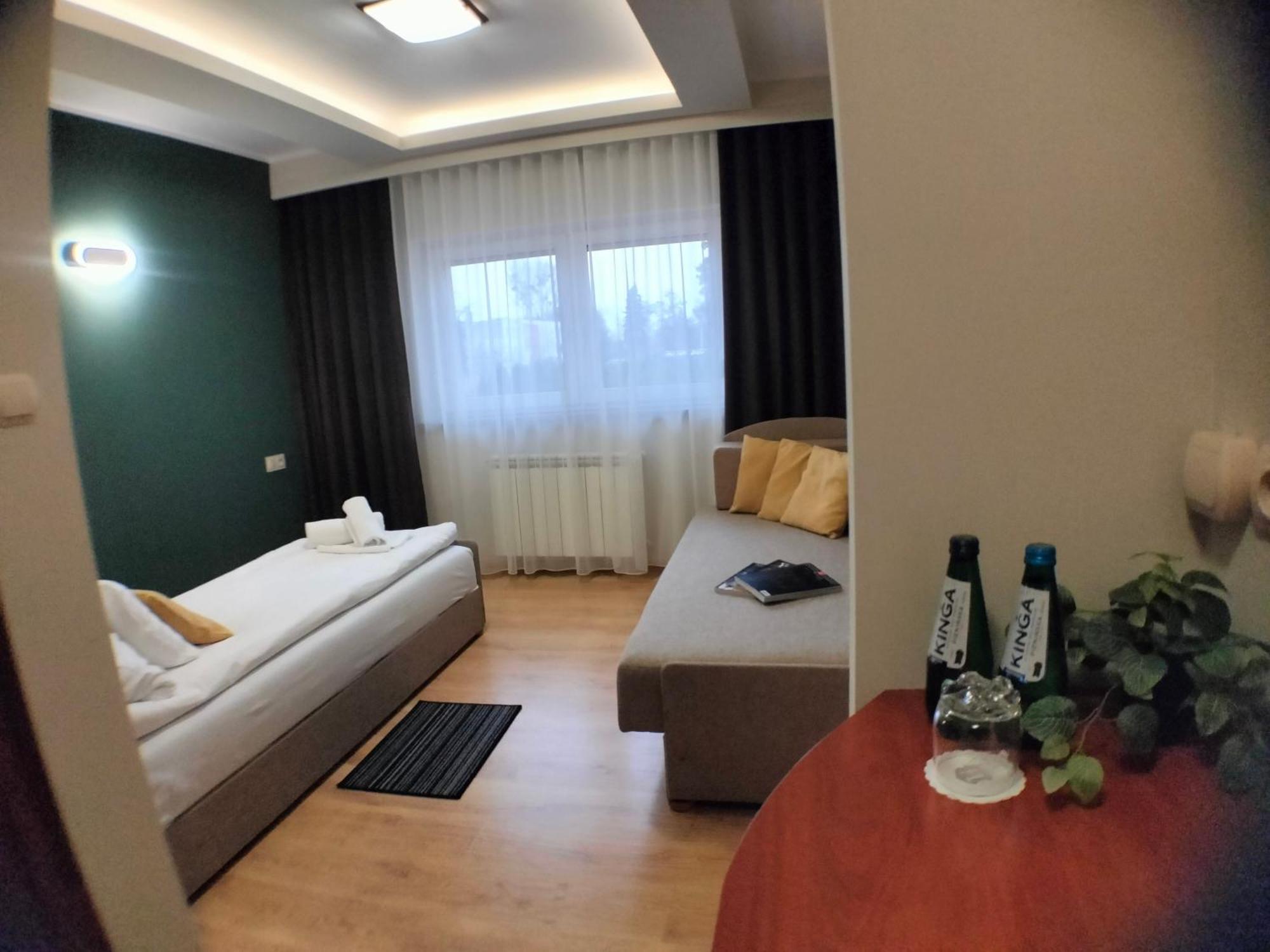 Bankietowa Hotel & Restauracja Ostrów Wielkopolski Buitenkant foto