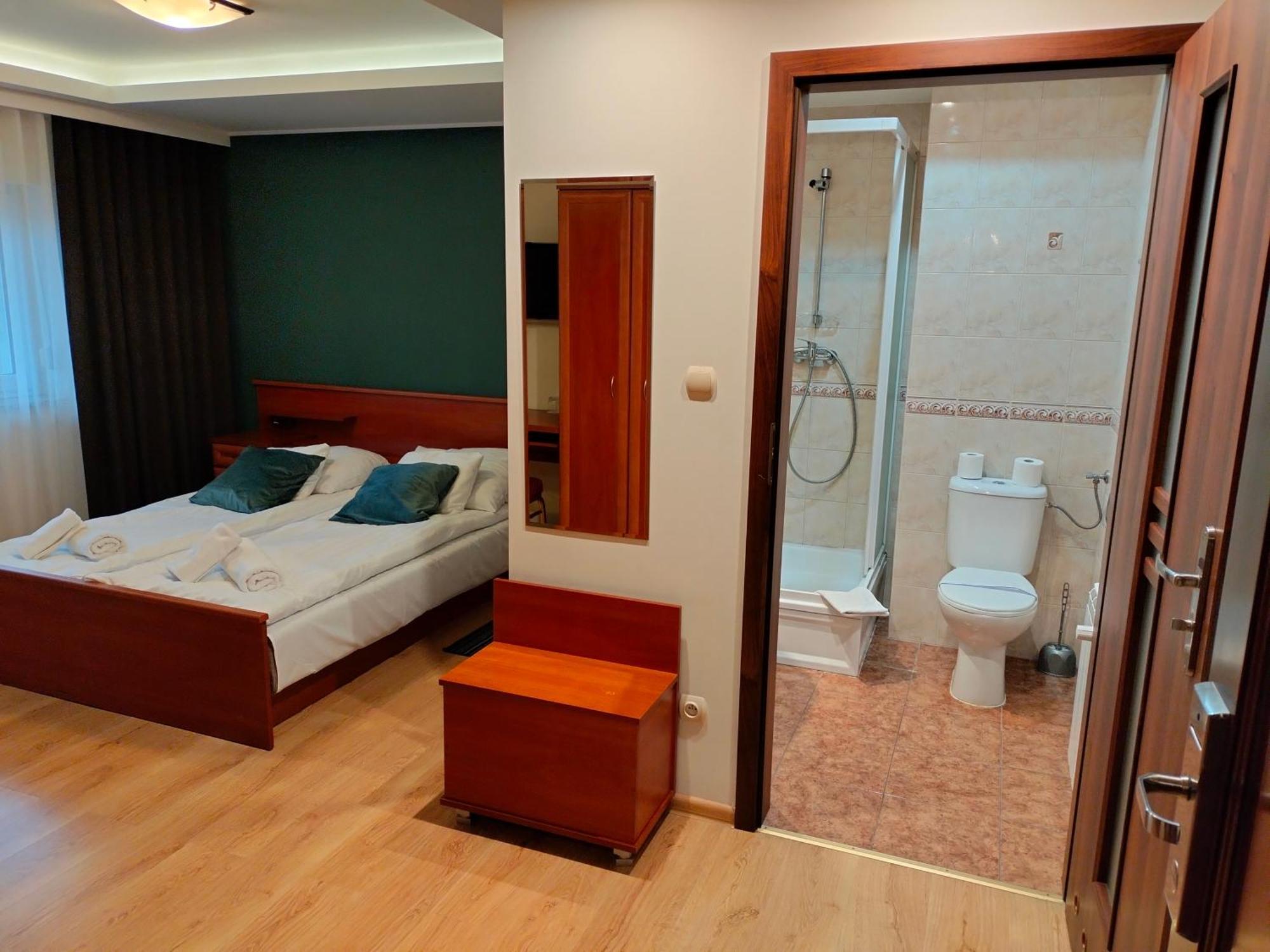 Bankietowa Hotel & Restauracja Ostrów Wielkopolski Buitenkant foto