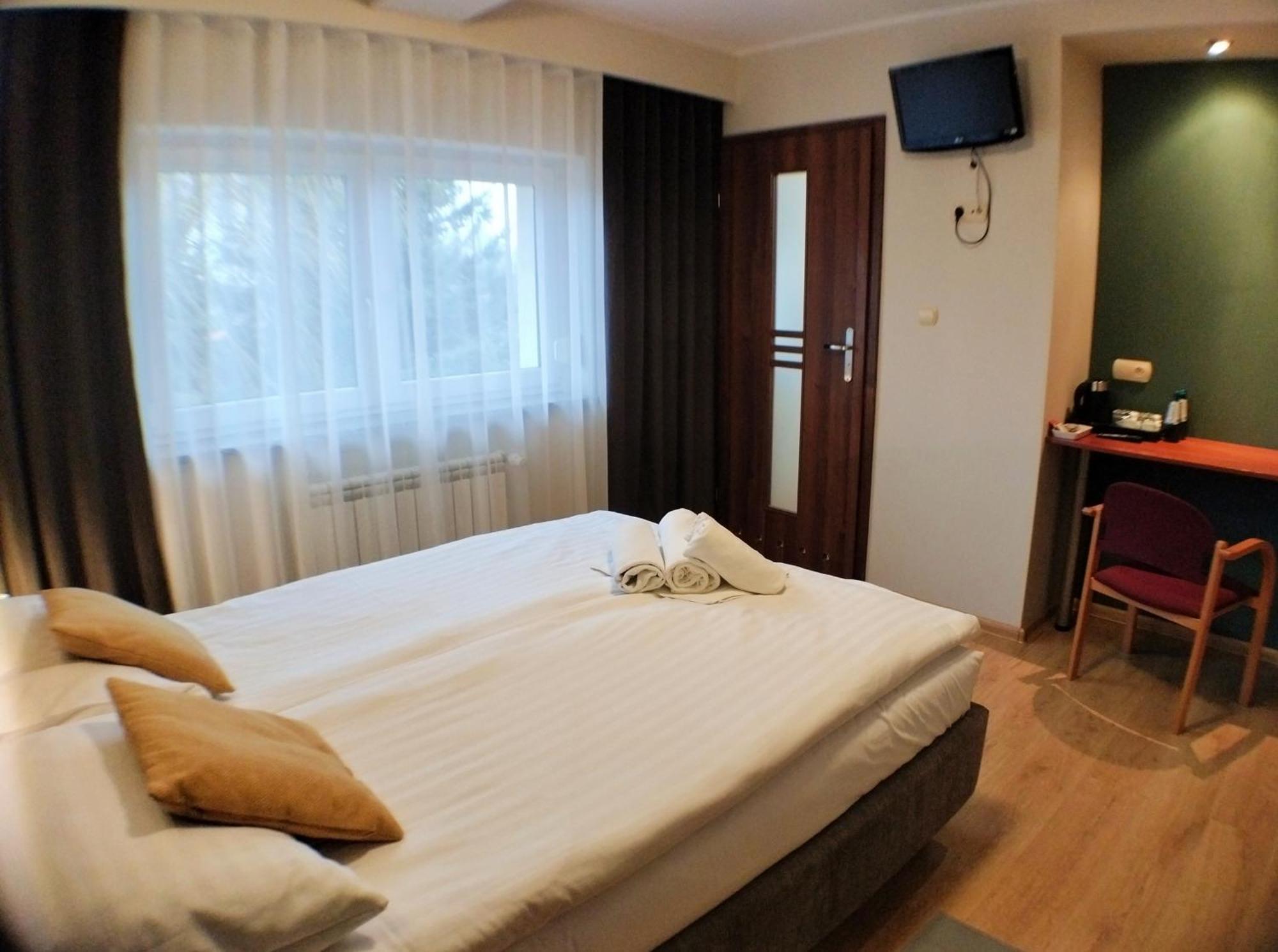 Bankietowa Hotel & Restauracja Ostrów Wielkopolski Buitenkant foto