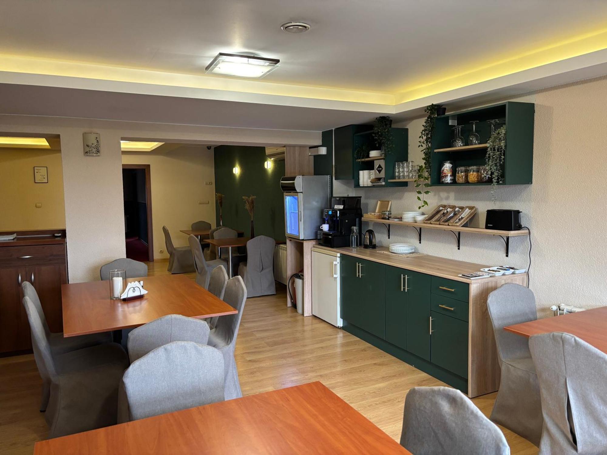 Bankietowa Hotel & Restauracja Ostrów Wielkopolski Buitenkant foto