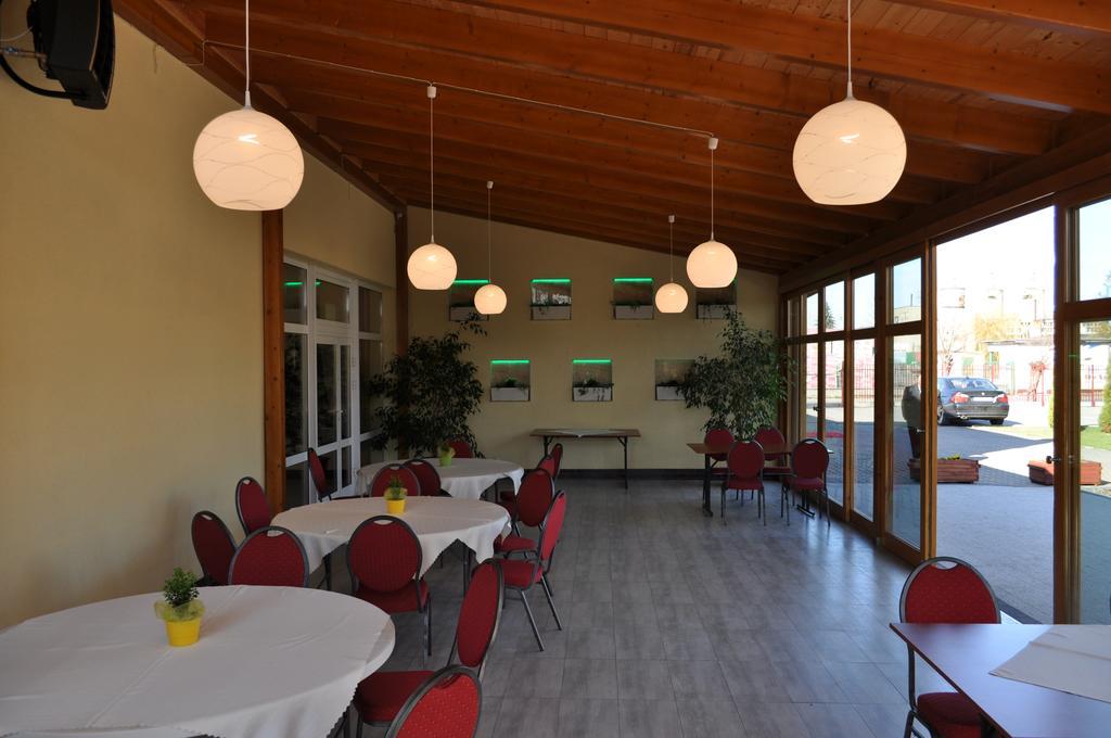 Bankietowa Hotel & Restauracja Ostrów Wielkopolski Buitenkant foto
