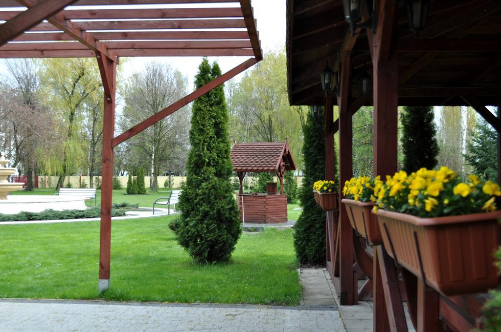 Bankietowa Hotel & Restauracja Ostrów Wielkopolski Buitenkant foto