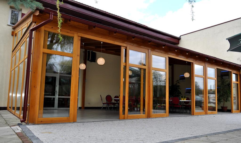 Bankietowa Hotel & Restauracja Ostrów Wielkopolski Buitenkant foto