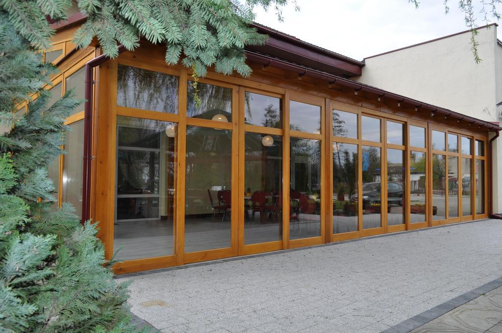 Bankietowa Hotel & Restauracja Ostrów Wielkopolski Buitenkant foto
