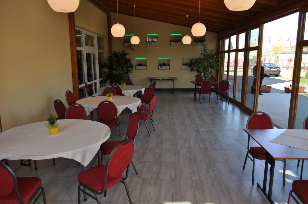 Bankietowa Hotel & Restauracja Ostrów Wielkopolski Buitenkant foto
